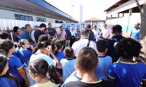 O secretário municipal de Educação, Nilson Francisco da Silva, reforçou que o município tem atuado de forma contínua para solucionar o déficit de vagas. Ele destacou a parceria firmada com o Governo do Estado, por meio da qual a Escola Estadual Moacir Djalma Barros cederá duas salas para atender turmas de 4º e 5º ano da rede municipal. “Desde que assumimos, trabalhamos intensamente para enfrentar esse desafio”, enfatizou. “Com esta ampliação e a parceria com a Escola Moacir, conseguiremos praticamente sanar essa demanda”, afirmou.A diretora da Escola Maria Conceição Angélica, Luciene Olímpia Silva Silveira, celebrou a chegada das novas salas, que permitirão reorganizar turmas antes superlotadas. Segundo ela, a unidade passará a atender cerca de 1.500 alunos após a entrega da ampliação. “Não estava sendo fácil, mas hoje nossa palavra é gratidão pois com a visão, organização e parcerias da prefeitura estamos avançando muito. Essas três novas salas farão uma grande diferença para toda a comunidade escolar”, destacou.
Representando a Câmara Municipal, o vereador Laudir Munaretto agradeceu à gestão municipal e ressaltou o ritmo acelerado das ações da prefeitura. “Vemos obras nos quatro cantos da cidade”, argumentou. “O prefeito Marçal Filho está mudando a história de Dourados em apenas 11 meses de mandato, e isso orgulha o Legislativo, pois quando a prefeitura vai bem, a Câmara também vai”, disse.
Participaram ainda do ato os vereadores Rogério Yuri, Pedro Pepa, Sérgio Nogueira, Dill do Povo, Marcelo Mourão, Sargento Prates, Alex Cadeirante e Inspetor Cabral.90 ANOS DE DOURADOSPara celebrar os 90 anos do município, a Prefeitura de Dourados mantém um calendário intenso de lançamento de obras. Recentemente foi lançada a construção da nova Unidade Básica de Saúde do Jardim dos Estados, investimento de R$ 4.035.800,00, executado pela empresa JP Engenharia Ltda, com recursos do Governo Federal, via Novo PAC, e contrapartida municipal.Nos próximos dias, a gestão também anunciará a nova sede do Serviço de Atendimento Móvel de Urgência (Samu), reforçando o compromisso com a ampliação da infraestrutura pública e a melhoria dos serviços essenciais oferecidos à população. Foto: A. Frota