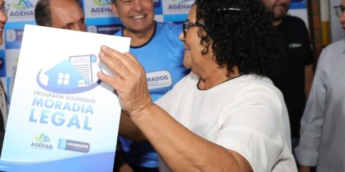 Solenidade de entrega de títulos de regularização para moradores dos jardins Ibiza e Rouxinol na semana passada. Foto: A. Frota