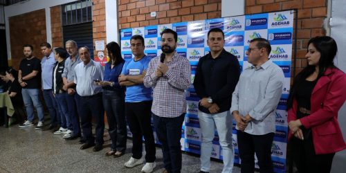 Éder Felipe Souza Lima discursa durante entrega de títulos de propriedade para mais 75 famílias de Dourados. Foto: A. Frota