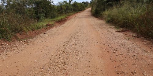 Serviço de cascalhamento realizado pela prefeitura recentemente no distrito de Itahum atende antiga demanda de moradores dos assentamentos. Foto– A. Frota