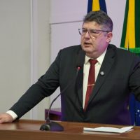 Yuri pede limpeza urgente e recuperação de rua no entorno da Casa da Acolhida