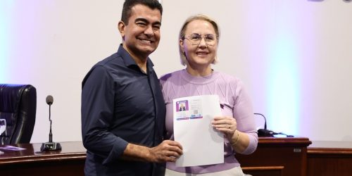 Autora da lei, vereadora e presidente da Câmara, Liandra Brambilla, que convive com a síndrome, foi a primeira a receber a carteirinha de pessoa com fibromialgia – Foto: A. Frota