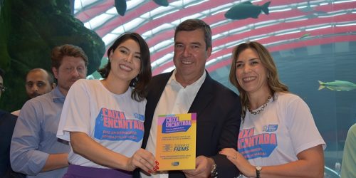 Adriana Sato, diretora da Semalo e representante da Fiems, ao lado do governador de Mato Grosso do Sul, Eduardo Riedel, e da primeira-dama Mônica Riedel, comemoram o sucesso da campanha "Caixa Encantada" durante evento no Bioparque Pantanal. - (Foto: Divulgação)
