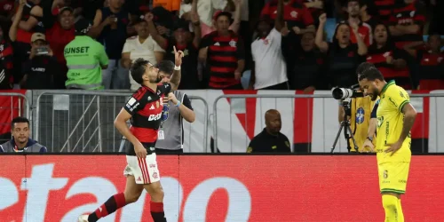 Flamengo vence e fica a um ponto do Palmeiras, líder do Brasileirão