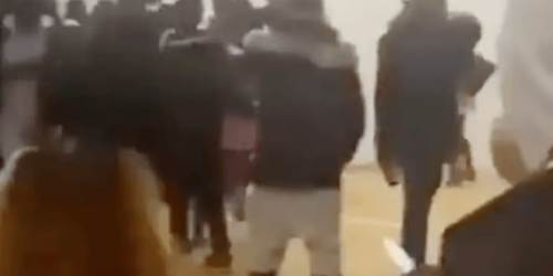 Uma gangue de jovens armados com facas invadidas pelo Elm Park Primary School