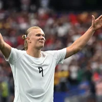 Haaland comemora segundo gol da Noruega (Foto: Paul ELLIS / AFP)