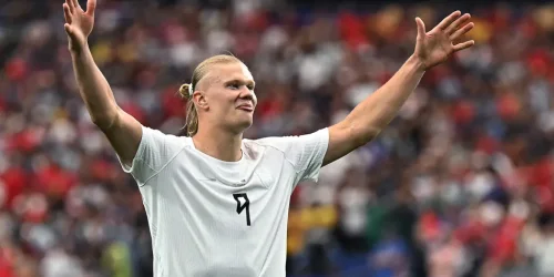 Haaland comemora segundo gol da Noruega (Foto: Paul ELLIS / AFP)
