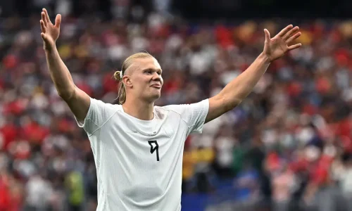 Haaland comemora segundo gol da Noruega (Foto: Paul ELLIS / AFP)