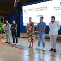 Prefeitura entrega mais 120 títulos e lança reforma inédita de 30 casas para famílias