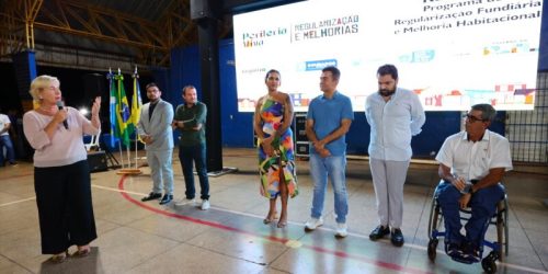 Prefeitura entrega mais 120 títulos e lança reforma inédita de 30 casas para famílias