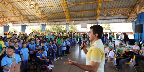 Ação de Hora Cívica nesta quarta-feira aconteceu na escola municipal Arthur Campos Mello, na Cachoeirinha, um dos maiores bairros de Dourado – Foto: A. Frota