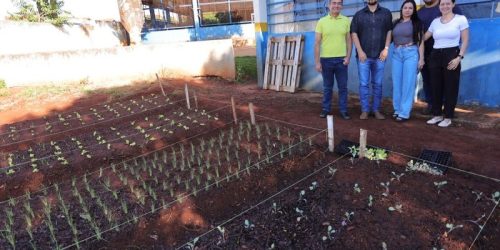 O prefeito Marçal Filho foi conhecer de perto o projeto de horta agroecológica na Escola Municipal Iria Lucia Wilhelm Konzen, no Parque do Lago II