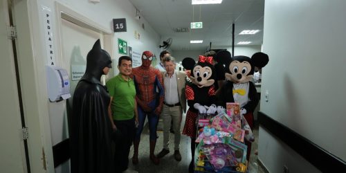 Prefeito e voluntários levam momentos de descontração para crianças internadas no HU- Fotos: A. Frota