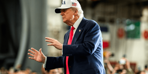 O presidente Donald Trump deixa o palco após discursar para as tropas navais de Yokosuka a bordo do USS George Washington na Base Naval de Yokosuka, Japão, na terça-feira, 28 de outubro de 2025. (Foto oficial da Casa Branca por Daniel Torok)