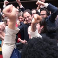 Glauber Braga (C) comemora com aliados a não cassação de seu mandatoFoto: Agência Câmara de Notícias