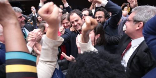 Glauber Braga (C) comemora com aliados a não cassação de seu mandatoFoto: Agência Câmara de Notícias