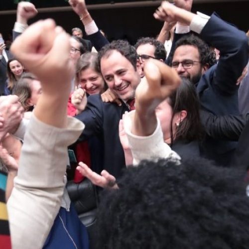 Glauber Braga (C) comemora com aliados a não cassação de seu mandatoFoto: Agência Câmara de Notícias