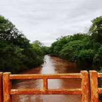 Defesa Civil vistoria nível do Rio Dourados em Itahum e orienta assentados do Amparo