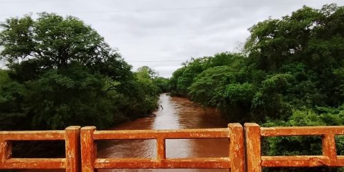 Defesa Civil vistoria nível do Rio Dourados em Itahum e orienta assentados do Amparo