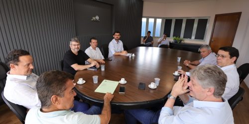 Prefeito Marçal Filho e secretários municipais durante encontro com o secretário de estado Jaime de Verruck, na prefeitura de Dourados – Foto: A. Frota