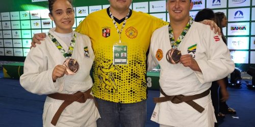 O técnico Jorge Henrique com os atletas Gabriel Silva e Mariana Piveta Giachini, do Clube Judô Sakurá – Foto: Divulgação