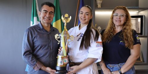 A karateca Mirella Aguirre, entre o prefeito Marçal Filho e a diretora da Funed Gisella Amaral- Crédito: A. Frota