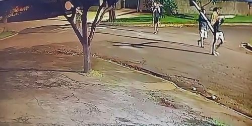 Imagens de câmera de segurança na rua Edilberto Celestino mostra momento que indivíduos subtraem placas de trânsito. Divulgação/Assecom