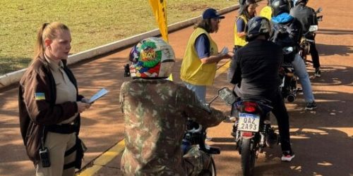 Equipes da Agetran orientam condutores sobre medidas a serem adotadas no dia a dia que podem evitar sinistros e salvar vidas- Fotos: Divulgação/ Assecom