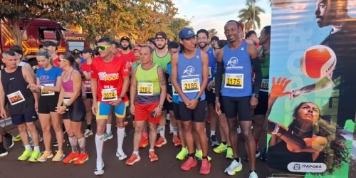 Momento da largada da Meia Maratona do Fogo, em Itaporã, reuniu quase duas centenas de atletas. Foto: Silva Jr./Assecom