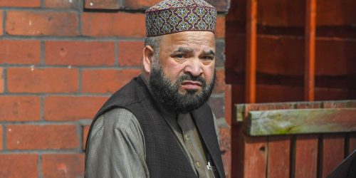 Qari Abdul Rauf retratado em 2021. Ele foi condenado em 2012 por crimes sexuais, incluindo estupro e tráfico