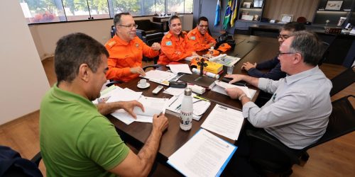 Momento em que o termo de convênio com o 2º Grupamento de Bombeiros Militar foi assinado, na manhã desta terça-feira, no gabinete do prefeito Marçal Filho. Foto: A. Frota
