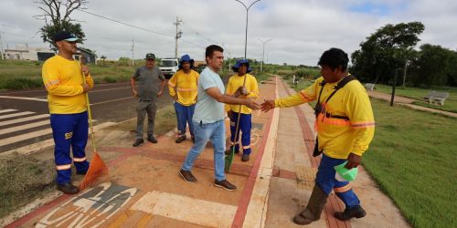 Marçal Filho acompanhou serviços de manutenção de praças e vias públicas em bairros de Dourados na manhã desta quinta-feira. Foto – A. Frota