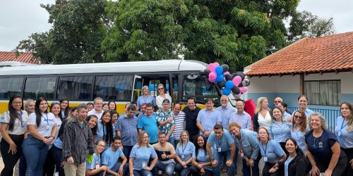 APAE de Dourados recebe micro-ônibus adaptado para transporte de alunos