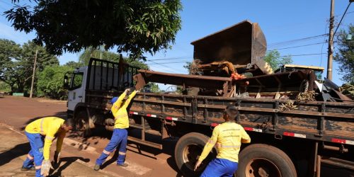 Ação de limpeza começou na segunda-feira e tem como proposta recolher mobílias e outros materiais em geral em desuso que estão acumulados no terreno dos moradores – Foto: A. Frota