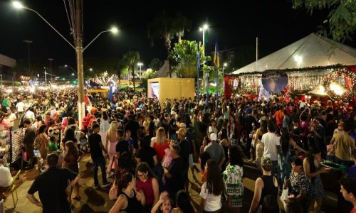 Famílias douradenses lotaram a Praça Antônio João para acompanhar o início do Natal Encantado Dourados. Foto – A. Frota