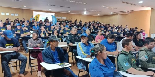 Motoristas do transporte escolar assistiu à palestra sobre segurança viária no auditório da Prefeitura de Dourados. Foto: Assecom