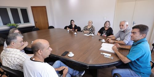 Presidente do GAAG Acolher, Lourdes Missio, com a diretoria e o vereador Sérgio Nogueira durante reunião com o prefeito Marçal Filho – Foto: A. Frota