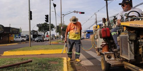 Trabalho de sinalização horizontal está concentrado na avenida Hayel Bon Faker, no jardim Água Boa – Foto: A. Frota