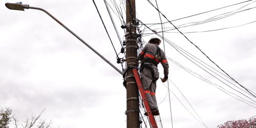 Prefeitura atua de forma firme para que empresas responsáveis tomem medidas relacionadas a fios obsoletos nas vias- Crédito: A. Frota