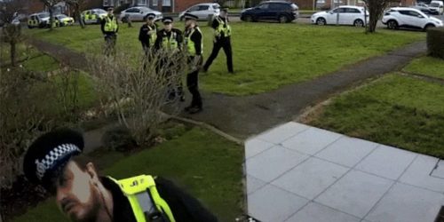 Os pais teriam sido detidos na frente de sua filha por seis policiais crédito: Times Radio