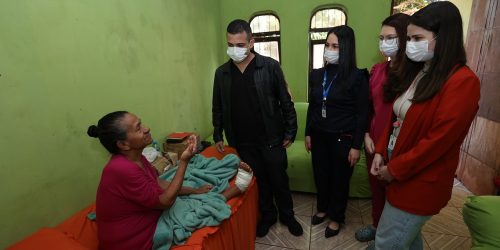 Dona Francisca recebeu nesta quarta-feira a visita da equipe multidisciplinar e do prefeito Marçal Filho – Fotos: A. Frota