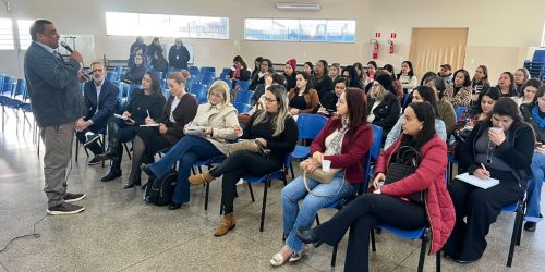 Organização do desfile foi discutida na manhã desta terça-feira, na Escola Clarice Bastos Rosa, com os diretores e coordenadores de Centros de Educação Infantil. Divulgação/Assecom