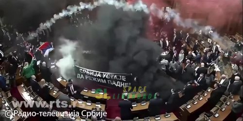 Caos no Parlamento da Sérvia, Oposição Dispara Granadas de Fumaça em Protesto contra o Governo