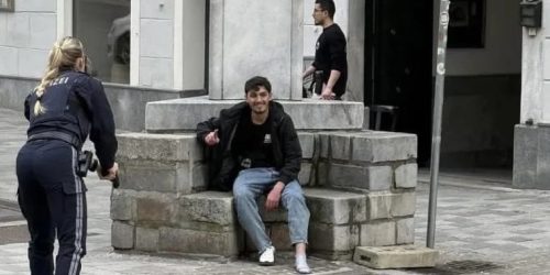 imagens registradas no momento da prisão mostram o suspeito sorrindo enquanto era detido pelos policiais.