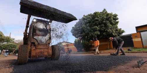 Equipe de tapa-buraco está concentrada nesta quarta-feira na Alameda das Perolas – Fotos: A. Frota