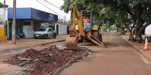 Serviço de tapa-buraco na rua Álvaro Brandão, no Canaã I, mas prefeitura também está presente em outros três bairros – Foto: A. Frota