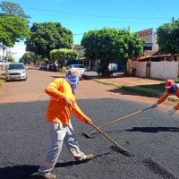 Serviços de tapa-buracos foram realizados no Jardim Ouro Verde, na manhã desta segunda-feira, 29 de dezembro. Foto – Divulgação/Assecom