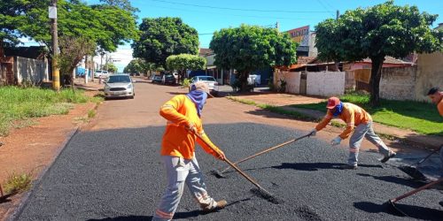 Serviços de tapa-buracos foram realizados no Jardim Ouro Verde, na manhã desta segunda-feira, 29 de dezembro. Foto – Divulgação/Assecom