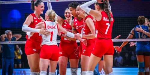 Turcas comemoram ponto na final da VNL Feminina, contra o Brasil (Foto: Volleyball World)