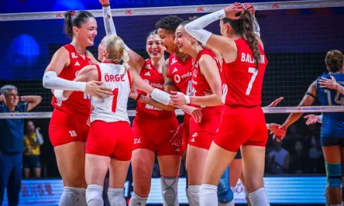 Turcas comemoram ponto na final da VNL Feminina, contra o Brasil (Foto: Volleyball World)